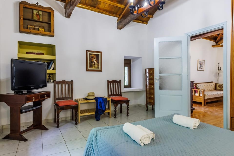 Bed, TV and multimedia, Bedroom, towels