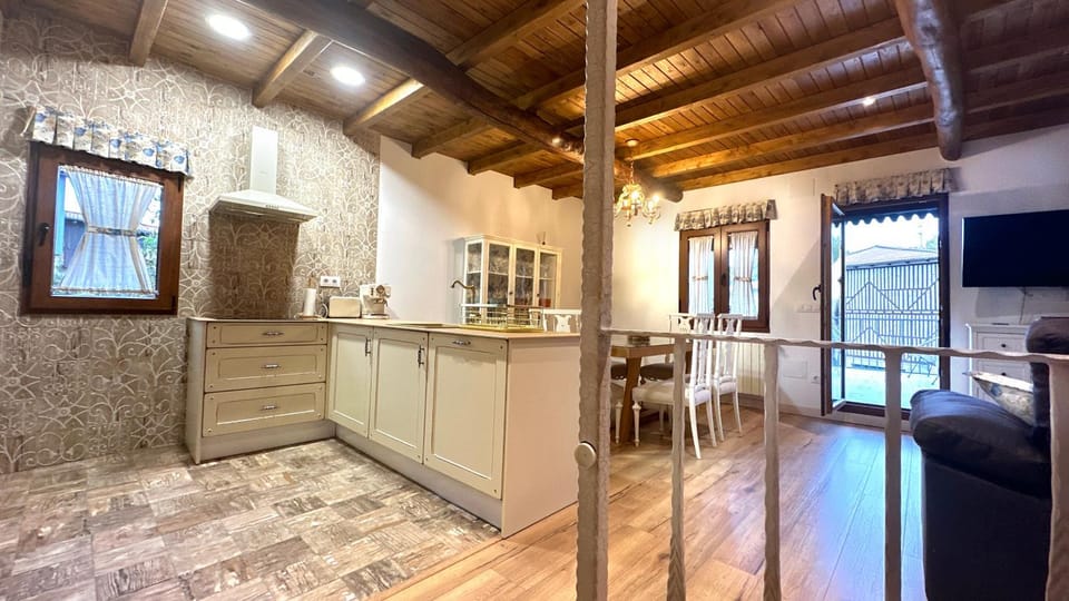 Dining area, kitchen