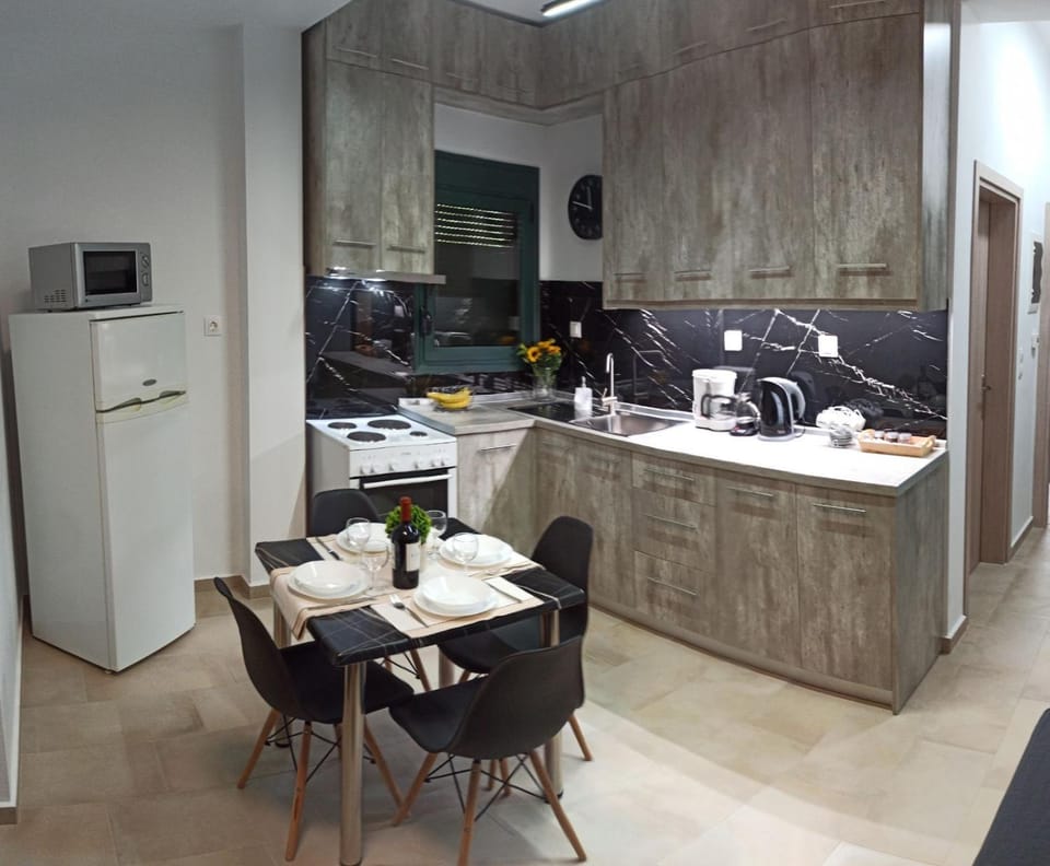 Coffee/tea facilities, Kitchen or kitchenette, Dining area, Meals, microwave, oven, stove