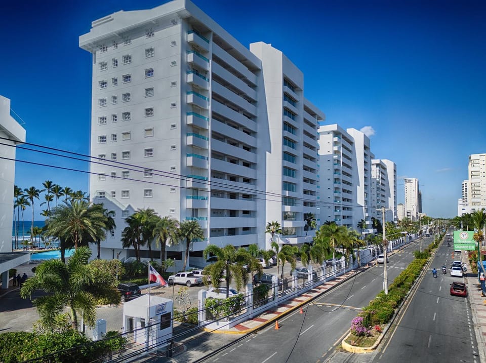 Huge Lux 3BR Beachfront Condo Wifi Fast Apartment in Juan Dolio