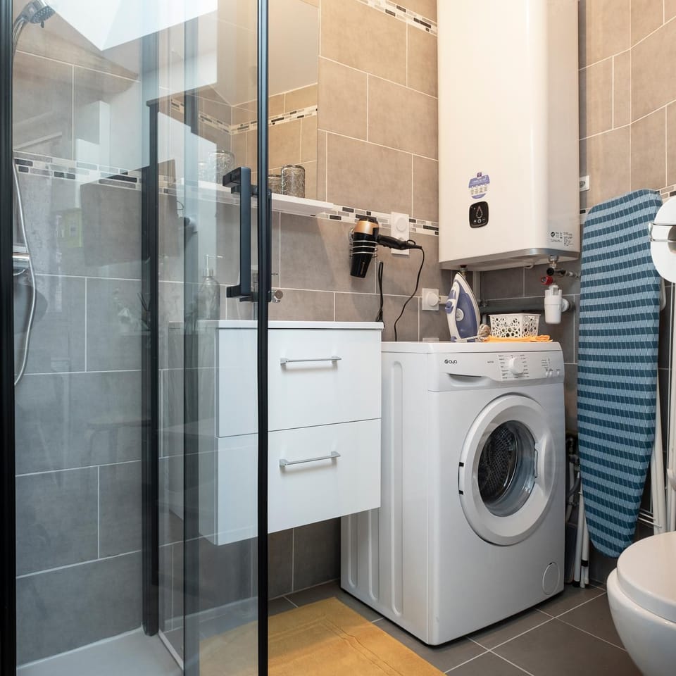 Shower, Toilet, Bathroom, flat iron, hair dryier, washing machine