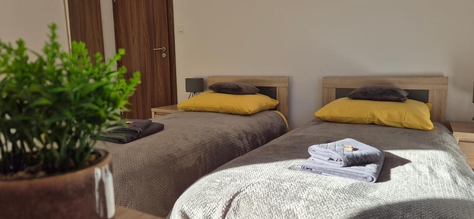 Bed, Photo of the whole room, Garden view, towels