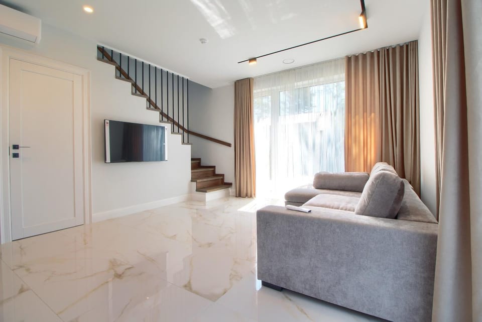 Communal lounge/ TV room, TV and multimedia, Living room, Seating area, Evening entertainment