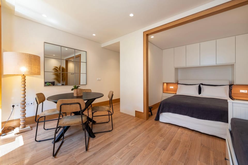 Bed, Living room, Seating area, Dining area, Bedroom, wardrobe