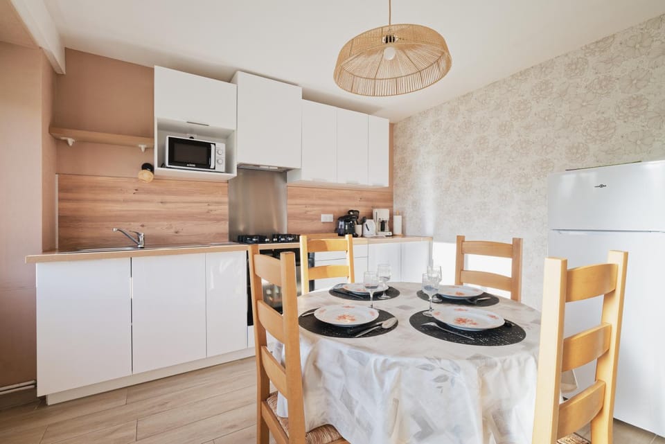 Property building, Kitchen or kitchenette, Living room