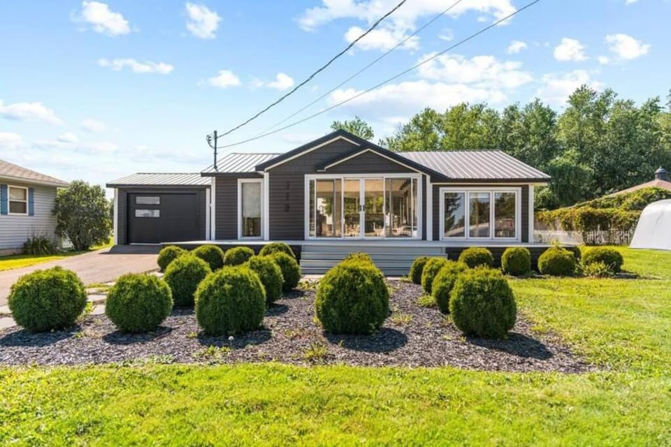 Waterfront Cottage ''The Dream'' with Hot Tub, near Parlee Beach Chalet in Prince Edward County