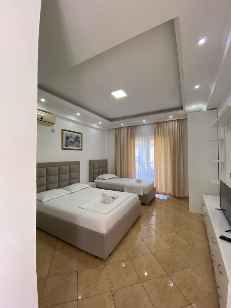 White Villa Apartment in Sarandë