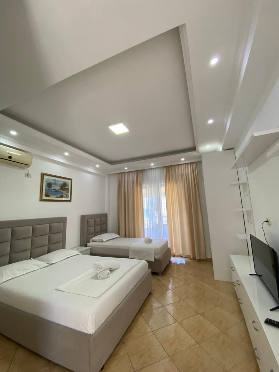 White Villa Apartment in Sarandë
