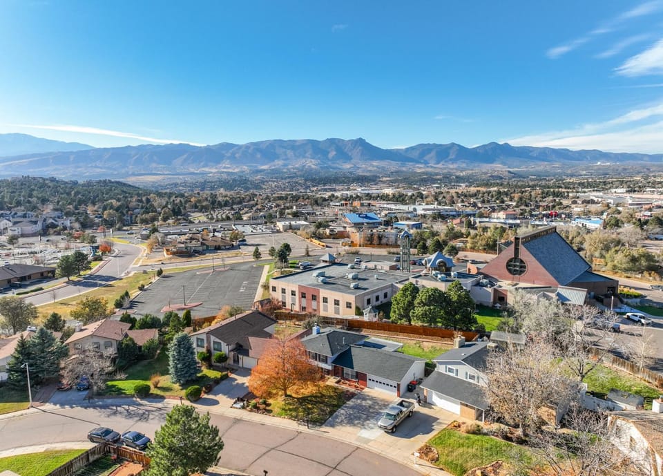 Mid-Stay - Mountain View - Pets OK - by nestago House in Colorado Springs