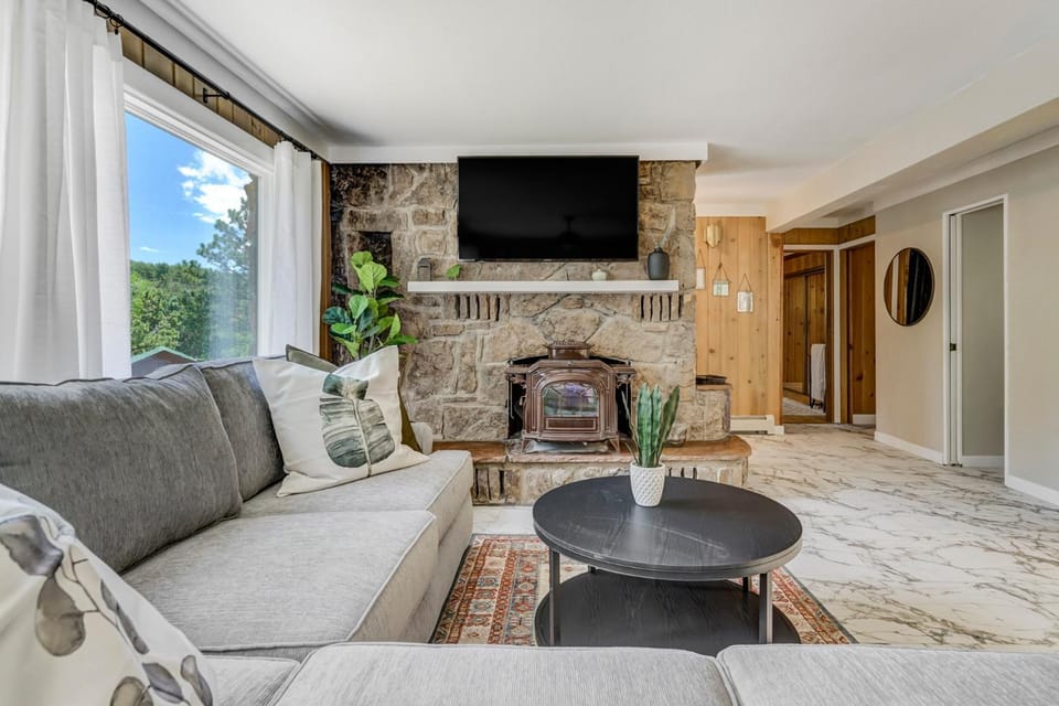 Upper Stone Lodge - Hot Tub & Game Room - Upper Unit House in Cascade-Chipita Park