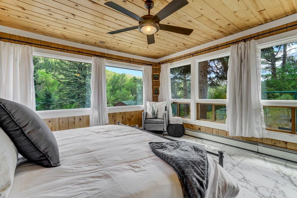 Upper Stone Lodge - Hot Tub & Game Room - Upper Unit House in Cascade-Chipita Park