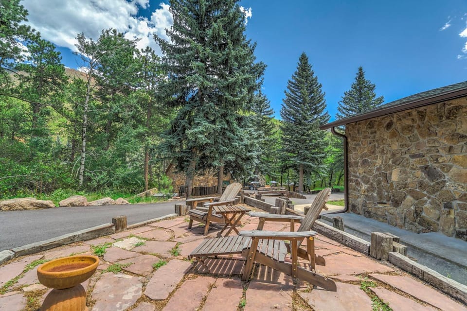 Upper Stone Lodge - Hot Tub & Game Room - Upper Unit House in Cascade-Chipita Park