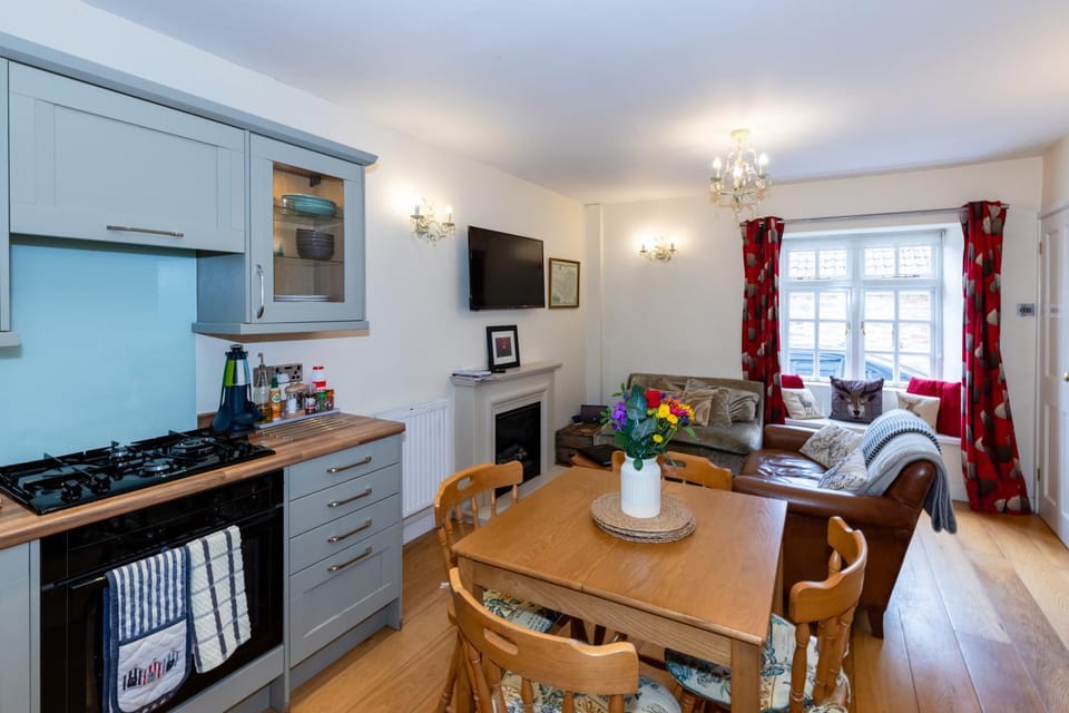 TV and multimedia, Kitchen or kitchenette, Living room, Seating area, Dining area, oven, pet friendly, stove