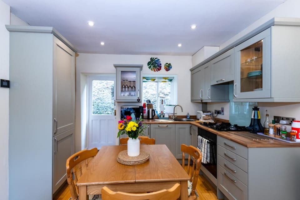 Kitchen or kitchenette, Dining area, dishwasher