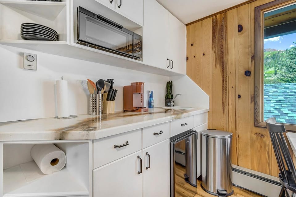 Pikes Peak Stone Cottage - Hot Tub & Game Room House in Cascade-Chipita Park