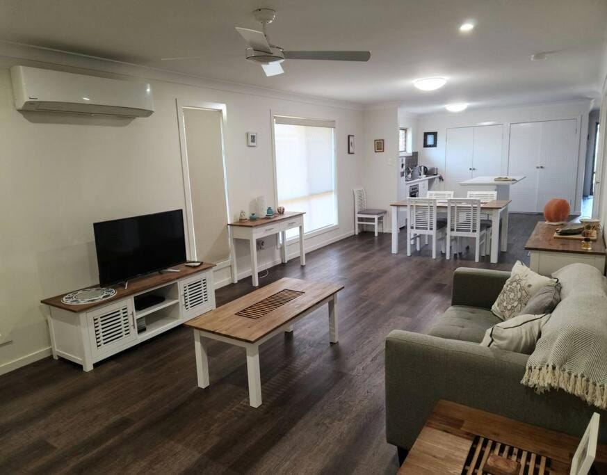 Communal lounge/ TV room, TV and multimedia, Living room, Seating area, Dining area, Evening entertainment, air conditioner