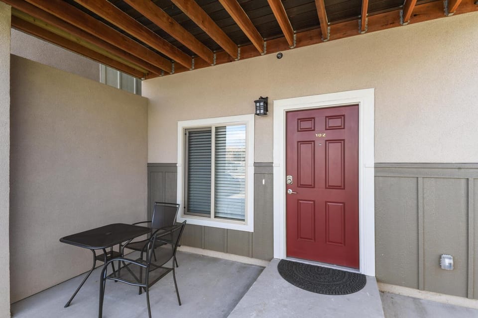 New Lower Condo-mins to downtown-Pet Friendly House in Colorado Springs