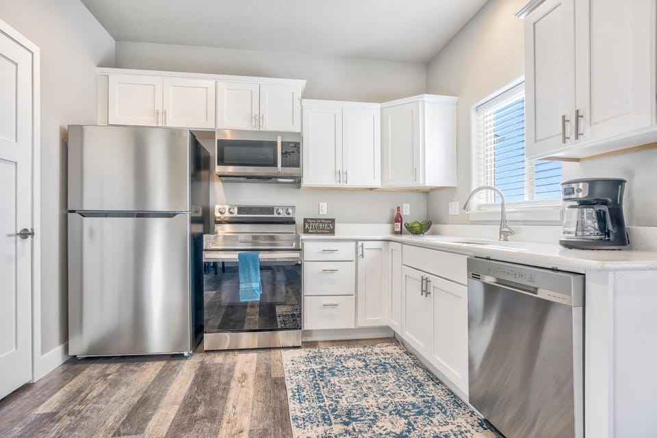 New Upper Condo With Deck-Pet Friendly-USAFA House in Colorado Springs