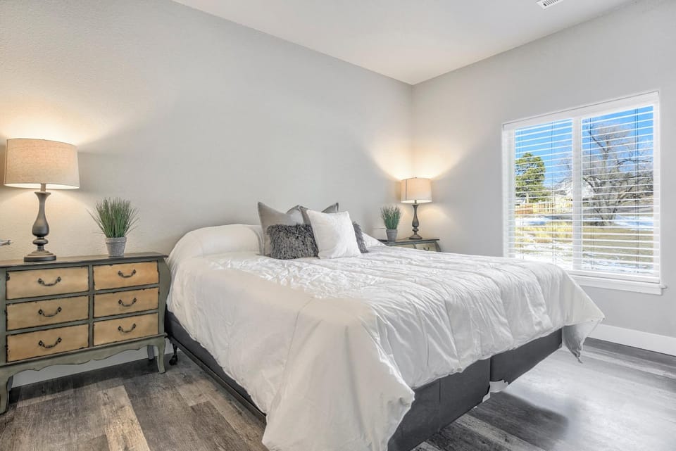 New Upstairs Condo With Covered Deck-Pet Friendly House in Colorado Springs