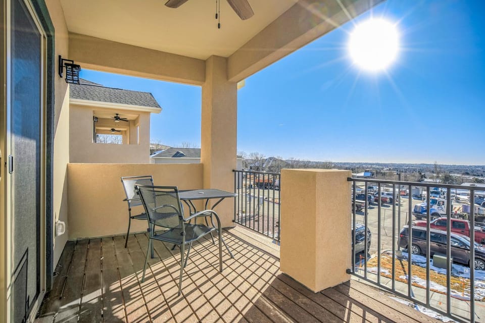 New Upstairs Condo With Covered Deck-Pet Friendly House in Colorado Springs