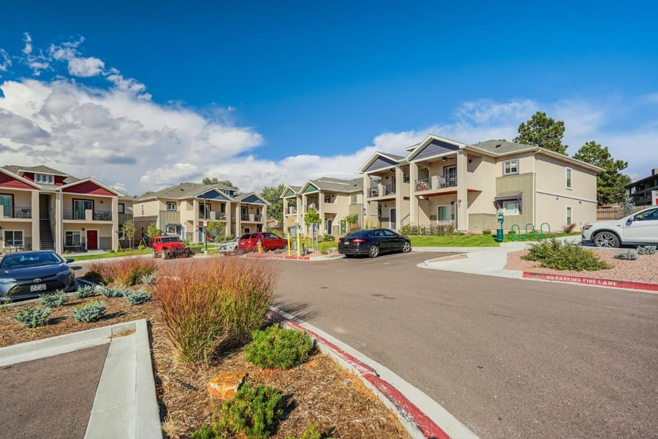 New Lower Unit Condo-Pet Friendly-North CS-USAFA House in Colorado Springs
