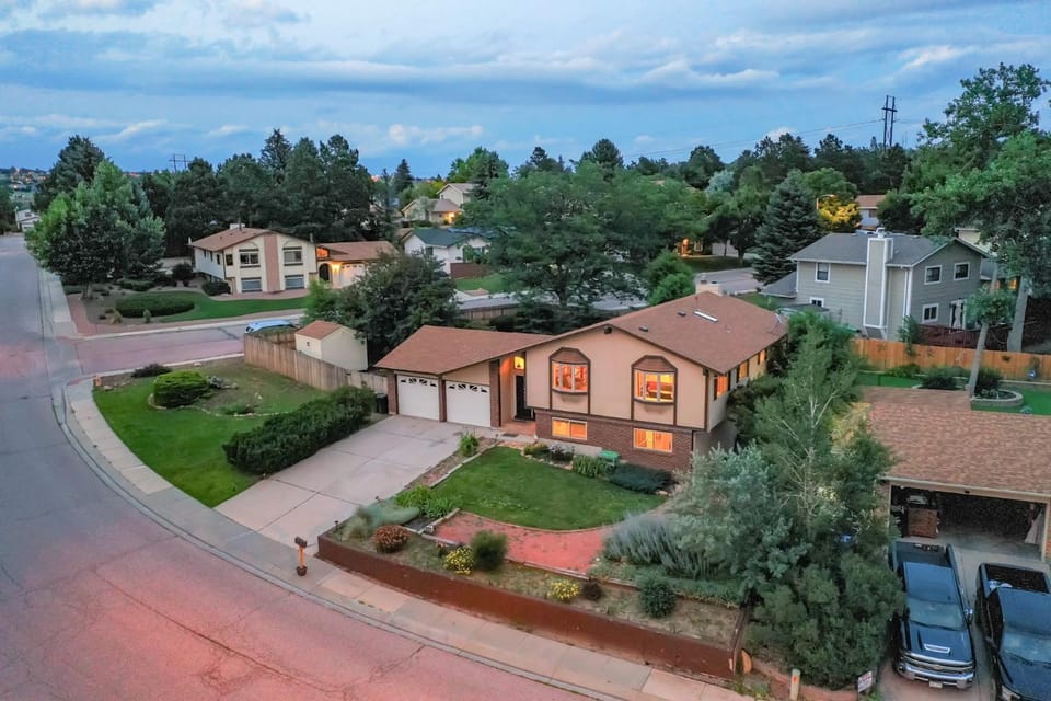 Colorado Retreat-King-Pikes Peak View-Foosball House in Colorado Springs