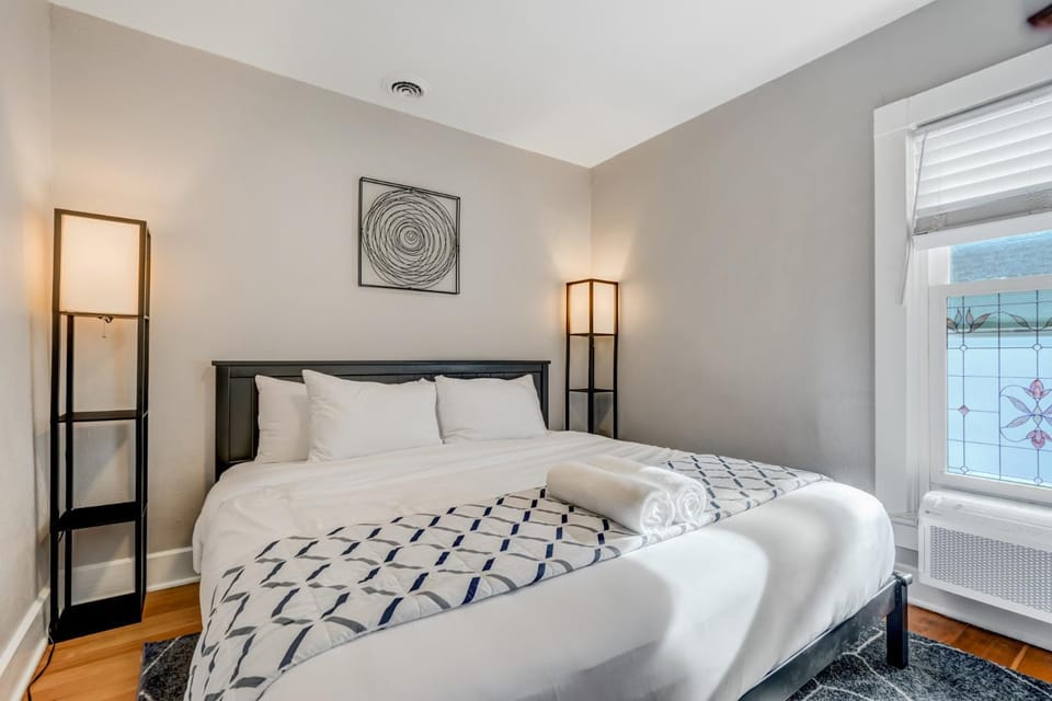 Downtown Getaway - Balcony - King Beds House in Colorado Springs