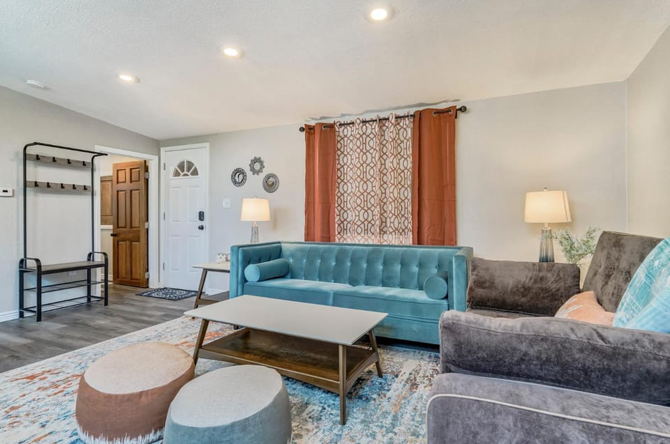 Walkable to downtown restaurants & bars-Fire Pit House in Colorado Springs