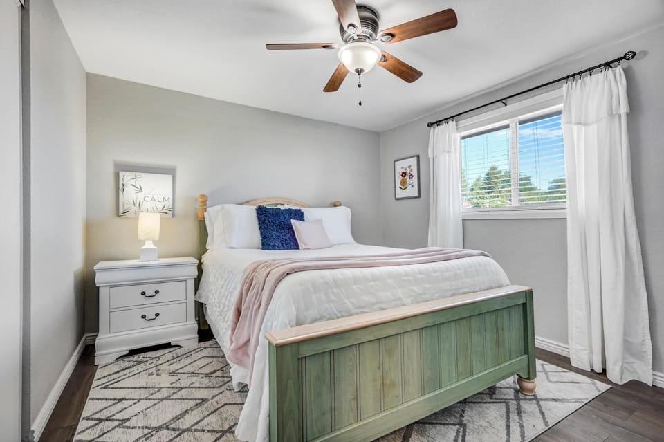Family Friendly Getaway-4BR-Playset-Trampoline House in Colorado Springs
