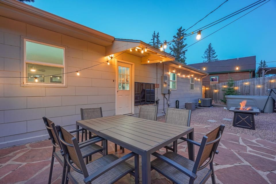Hot Tub - Game Room - Wood Fireplace House in Cascade-Chipita Park