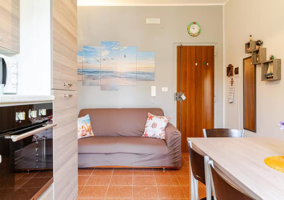 Lounge or bar, kitchen