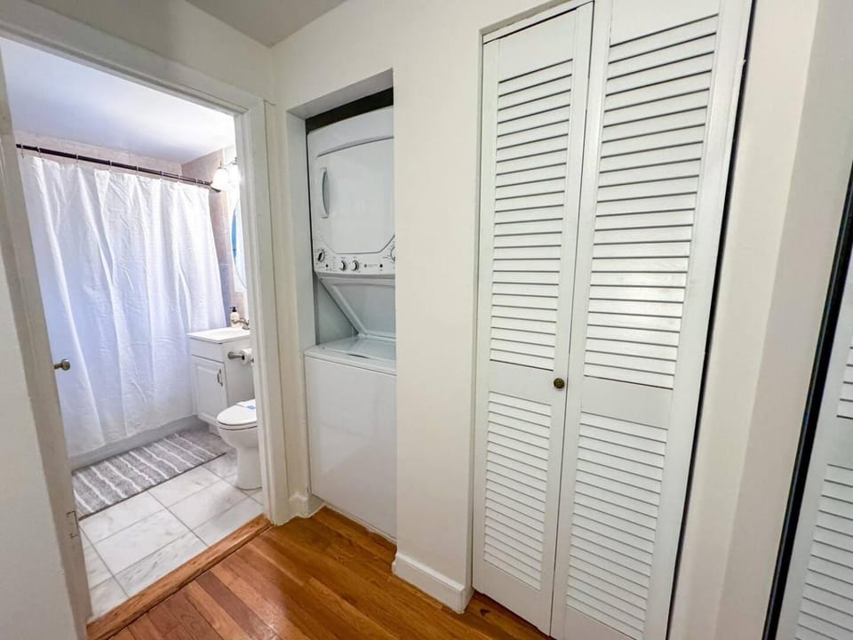 Sunny 2B Retreat in Brookline Walk to T, J Pond House in Jamaica Plain