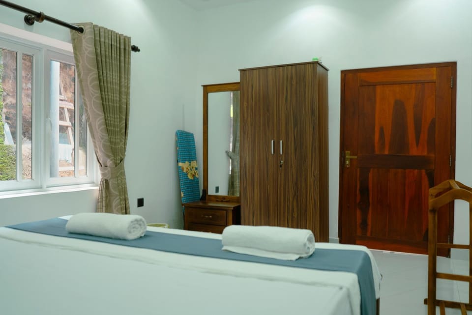 Photo of the whole room, Bedroom, wardrobe