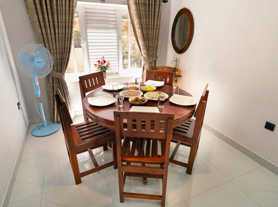 Food and drinks, Dining area, Food