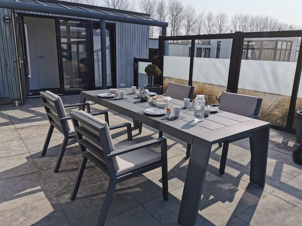 Breskens Chalet TIMEOUT Breskens mit Zaun Hausnr B26 House in Zeeland, Netherlands