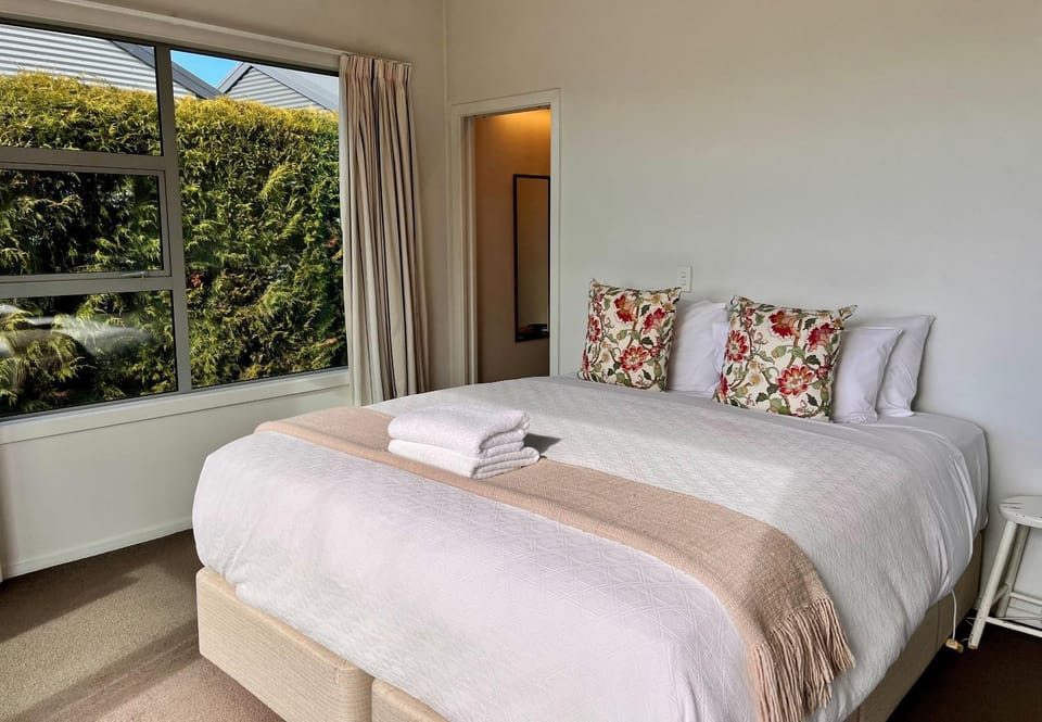 Bedroom, towels