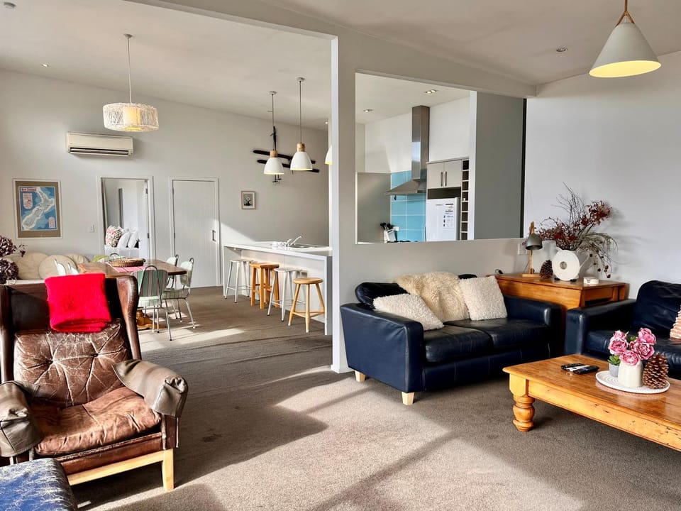 Living room, Seating area, Dining area, heating, kitchen