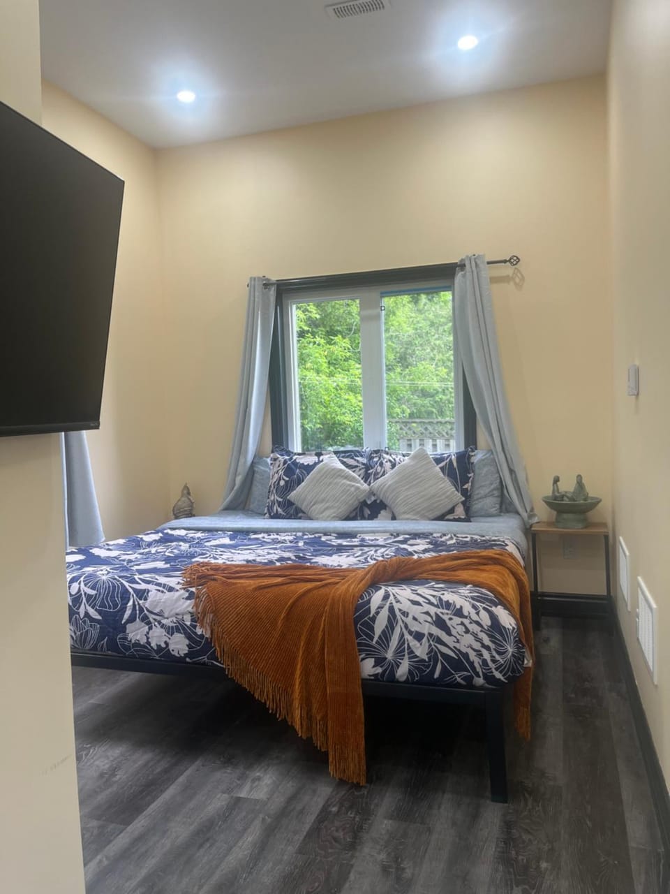 Bed, TV and multimedia, Photo of the whole room, Bedroom