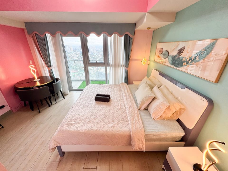 Elegant 4BR with balcony and bathtub in Uptown BGC Apartment hotel in Makati