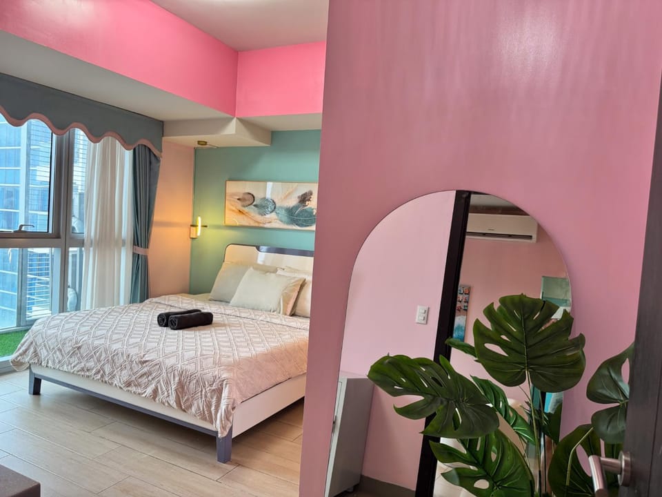 Elegant 4BR with balcony and bathtub in Uptown BGC Apartment hotel in Makati