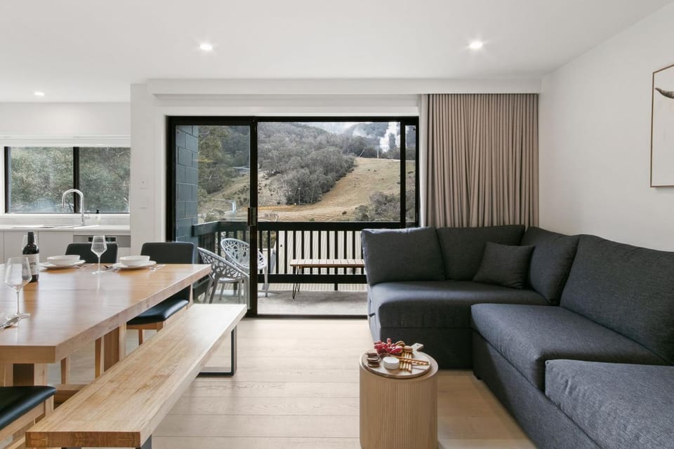 Balcony/Terrace, Living room, Seating area, Mountain view