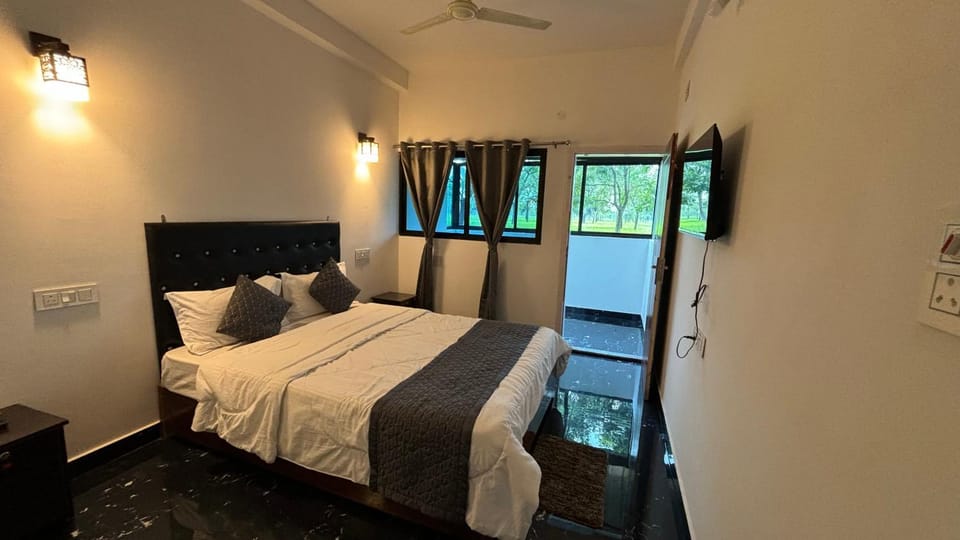 Bed, TV and multimedia, Photo of the whole room, Bedroom