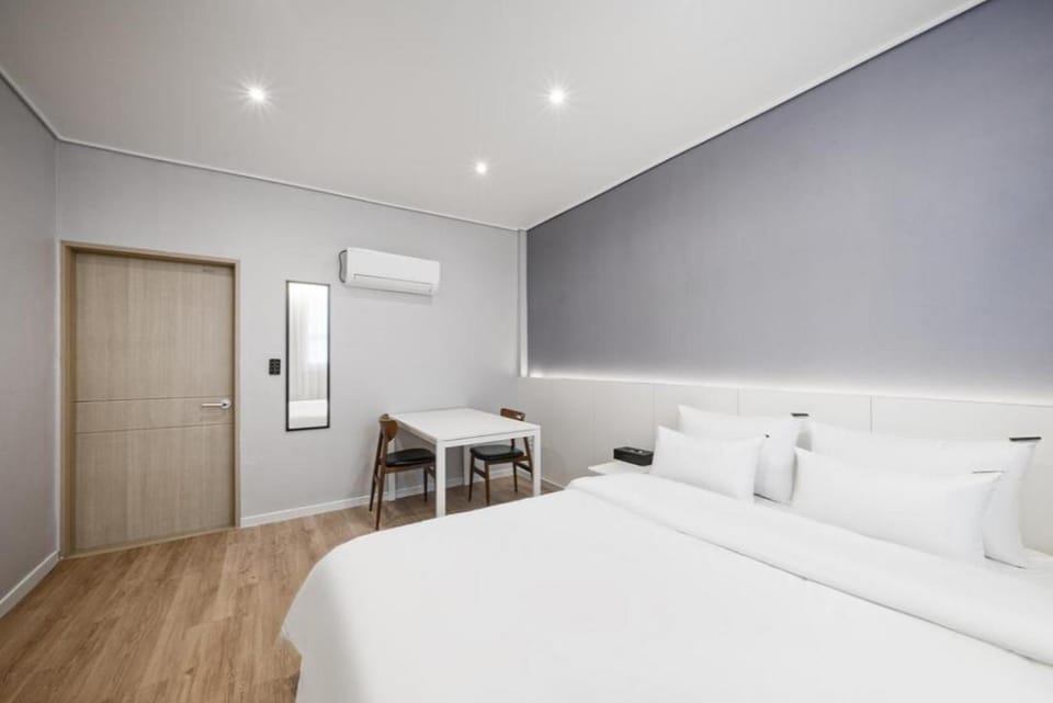 Bed, Photo of the whole room, Bedroom, air conditioner