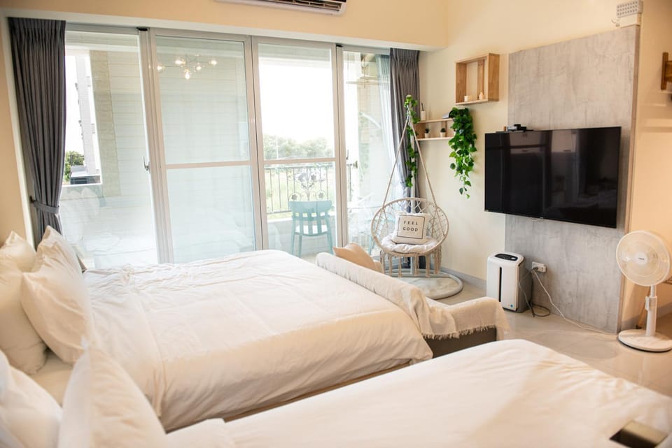 Bed, TV and multimedia, Photo of the whole room, Bedroom
