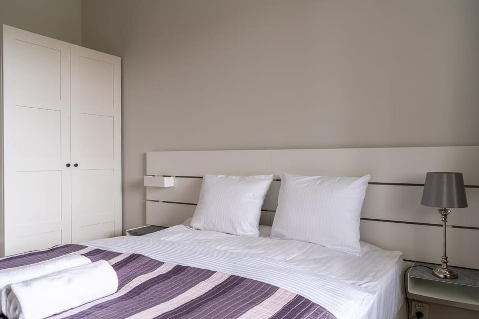 Bed, Photo of the whole room, wardrobe