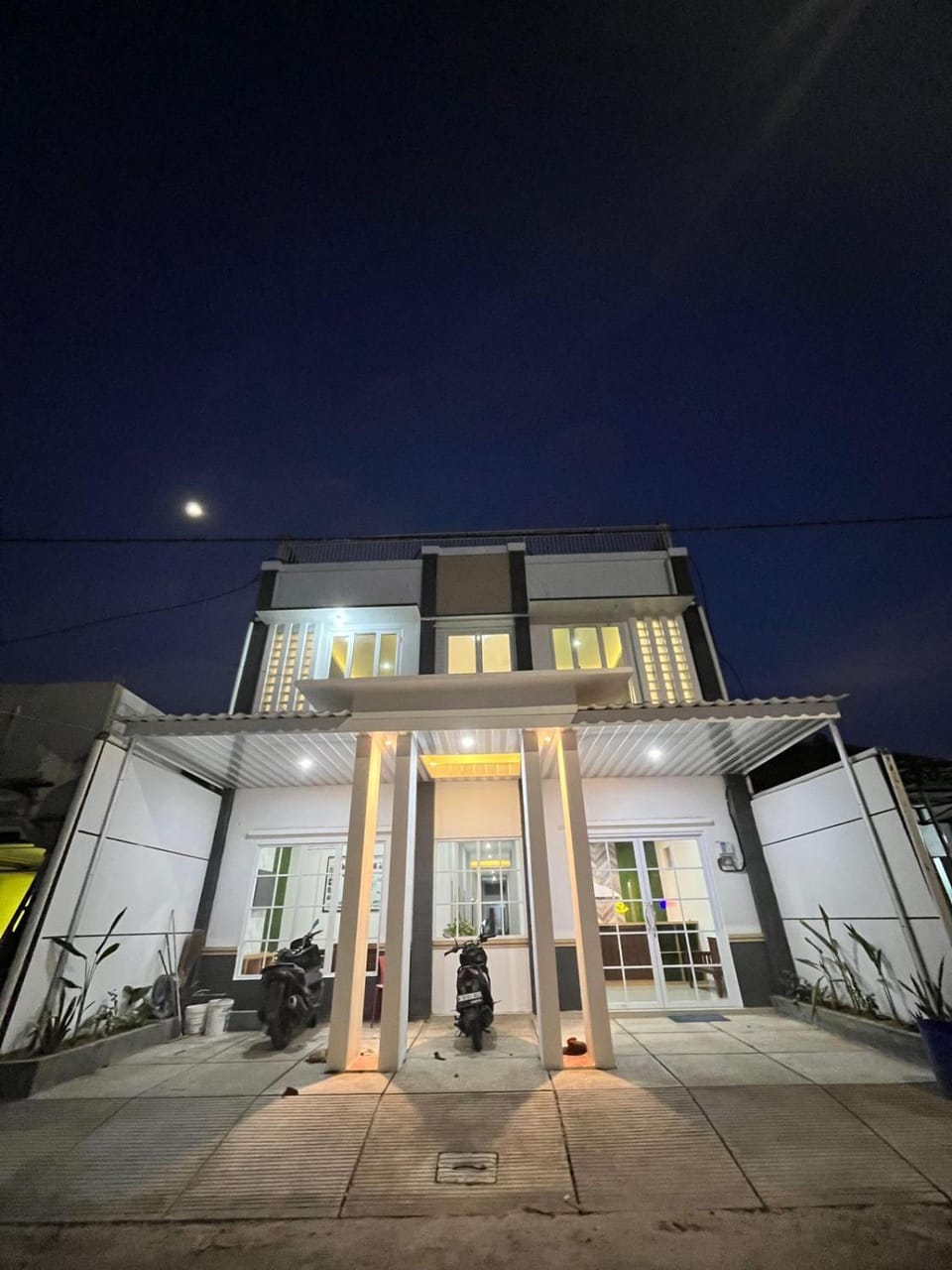 Facade/entrance, Night