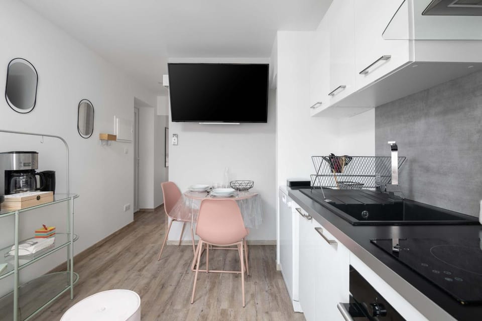 TV and multimedia, Coffee/tea facilities, Kitchen or kitchenette, Dining area, dishwasher, microwave, oven, stove, toaster