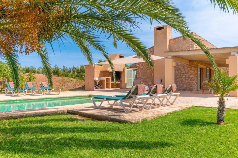 Property building, Garden, Pool view, Swimming pool, sunbed
