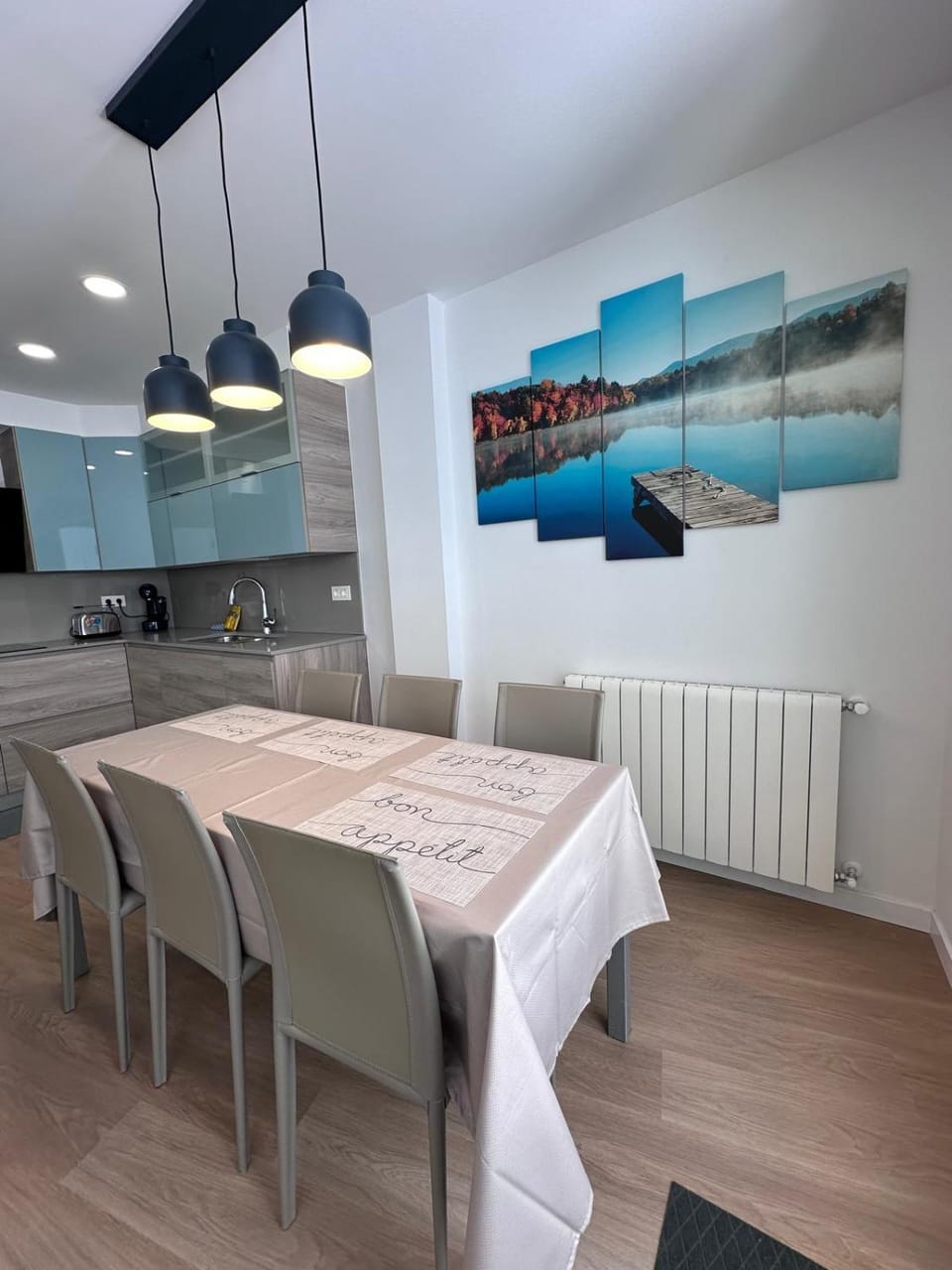 Kitchen or kitchenette, Dining area