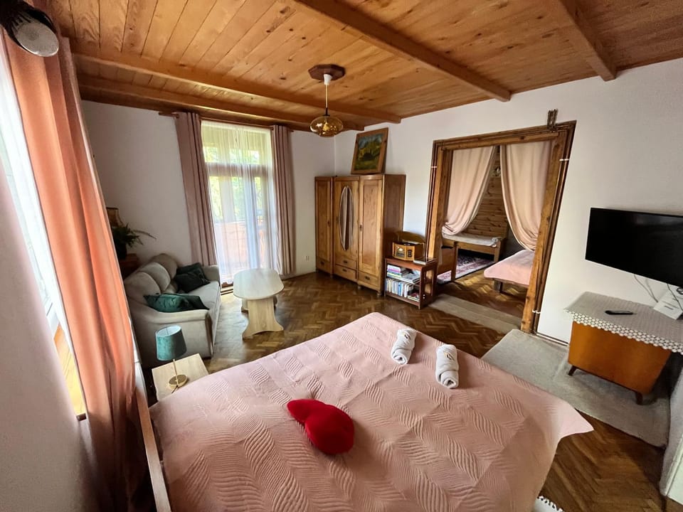 Bed, TV and multimedia, Seating area, wardrobe